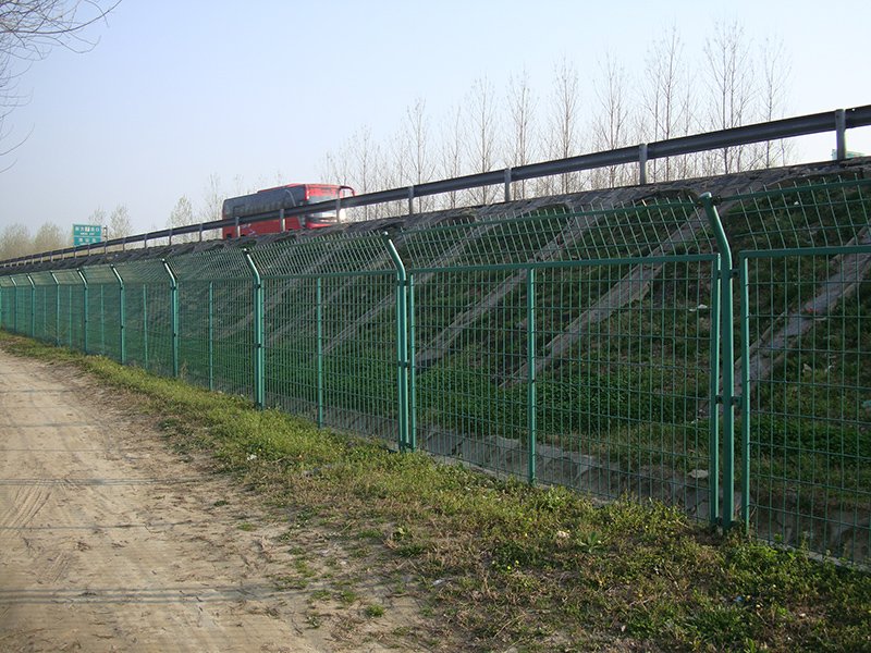 公路护栏网进行施工时留意事项